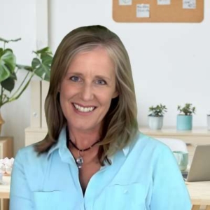 Liz Gracia Modern Office BG 1 300x300